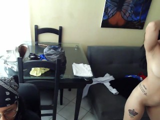 Сексуальная брюнетка в нижнем белье снимает на видео, как танцует для своего учителя.