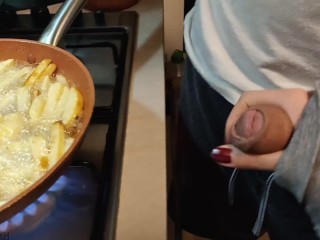 Мастурбирует симпатичная подружка во время приготовления картошки фри (полное видео на моем 0nlyfans/ManyVids)