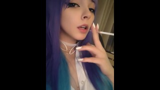 Симпатичная аниме-девушка курит сигарету (полное видео на моем 0nlyfans/ManyVids)