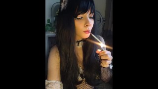 Empregada gótica fumando para você (vídeo completo em meus 0nlyfans /ManyVids)