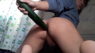 Putita se mete un pepino en el culo