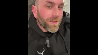 Riesiger Schwanz auf einem Alpha-Ohrstecker