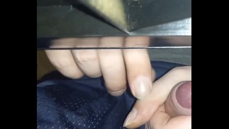 工作中的桌子底下
