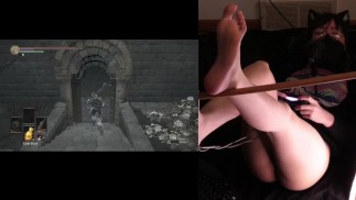 Фембой играет в модифицированную Dark Souls 3 и показывает ноги и