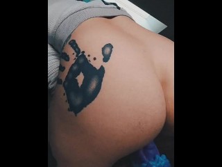 Chica Tatuada Estirada Mientras Monta un Consolador De Tentáculo