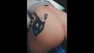 Chica tatuada estirada mientras monta un consolador de tentáculo