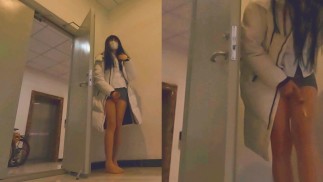 Chinesischer Ladyboy ejakuliert im Flur, während er dem Geräusch des Aufzugs lauscht