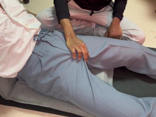 二人きりいて興奮しちゃって友人にシコってあげた。