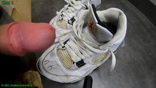 13 Ejaculação no Jordan Nike destruído (rápido)