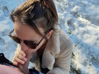 La Voisine me Suce Discrètement Sous La Neige