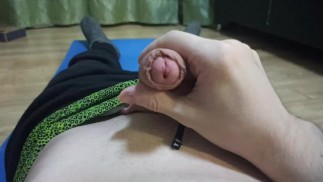 Der Typ wichst seinen Schwanz ab