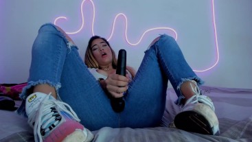 Rubia sexy teniendo un orgasmo increíble con su vibrador y chorreando en sus jeans azules