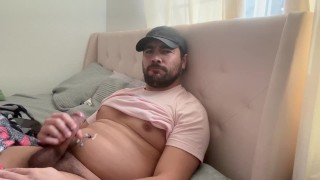 Tizio caldo con berretto da baseball si masturba e sborra sullo stomaco Www.onlyfans,com/roddddddd