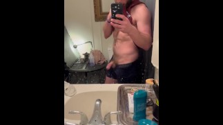 约翰尼顶起自己的鸡巴，让自己射精