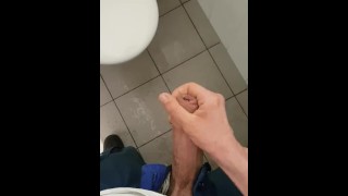 Diversão com mijo travesso no banheiro público