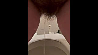 Buceta peluda levanta-se xixi no banheiro público