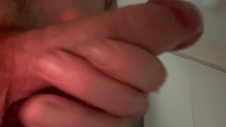 Homme solitaire avec une bite dans les mains