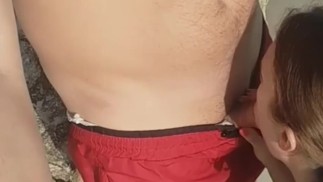 Она сосет член на пляже на глазах у незнакомцев