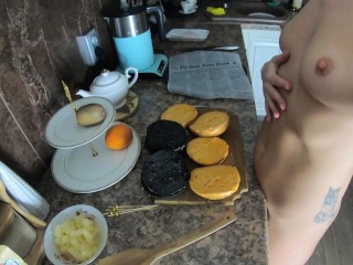 Ragazza Nuda Che Cucina Hamburger