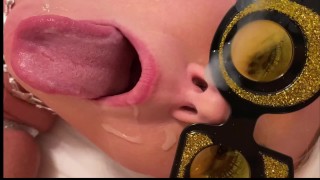 Sex PARTY 🎉 Ballen vallen in haar mond nieuwe jaar, smaak sperma van haar bril 🤓