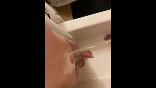Mon fiancé pisse partout sur moi sous la douche !