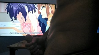 Сексуальный мужчина мастурбирует, смотря хентай