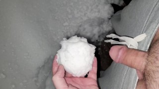 Orinando al aire libre a través de una bola de nieve