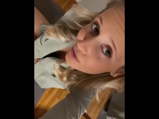 穿着粉红色内裤的性感宝贝