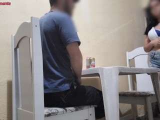 Pareja Joven Folla En El Baño Publico De un Bar