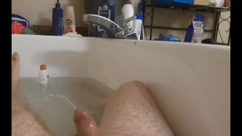 Guy gives himself a golden shower in the bathtub.  Hot urine for hot daddy