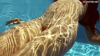 Gran culo Latina Yenifer Chacon nadando