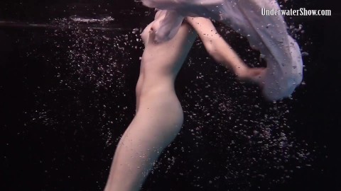 Ambiance de piscine sombre avec une fille en robe blanche