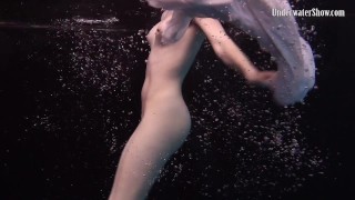 Vibrações de piscina escura com garota de vestido branco