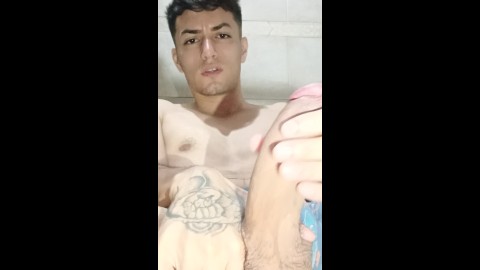 Latino vergudo disfrutando de una buena paja hasta acabar🔥💦