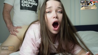 Demi-soeur surprise en train de se masturber. Elle ne s’attendait pas à se faire baiser par deux bites. Valeria Sladkih