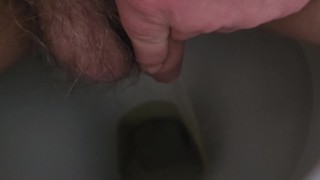 Pisse dans la cuvette des toilettes