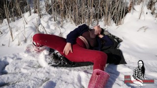 雪の凍った池屋外着衣熟女オナニー-Beautifulオーガズム、目に見える呼吸