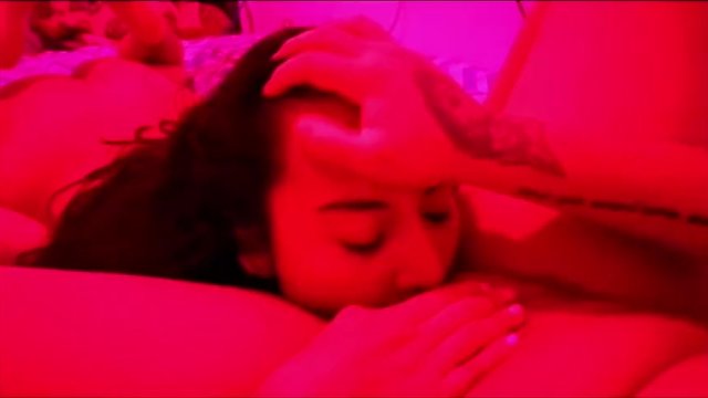 Eating her pussy under the pink light