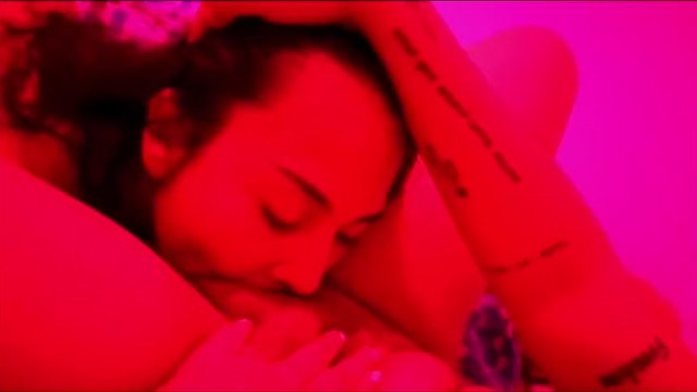Eating her pussy under the pink light