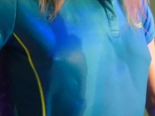 Trans-menina Em Camisa Polo Azul e Calças Azuis no Chuveiro.