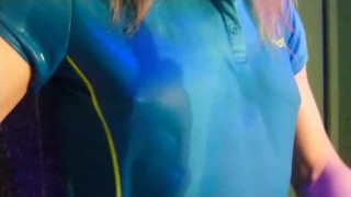 Trans-menina em camisa polo azul e calças azuis no chuveiro.
