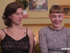 Ersties - Intensive Strap-on-Action im Doggystyle mit Emma K und Amanita