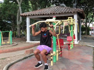 運動をして筋肉を見せている18歳のコロンビアの少年