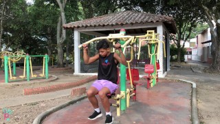 運動をして筋肉を見せている18歳のコロンビアの少年
