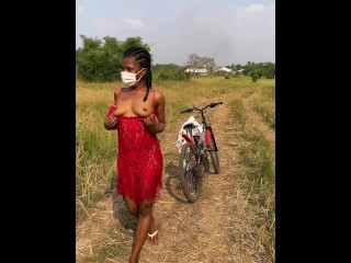 A Filha do Fazendeiro Anda Nua De Bicicleta e Se Masturba Na Estrada Em Um Dia Quente De Sol