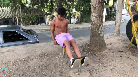THIS COLOMBIAN GUY SHOWS HIS MUSCLES WHILE EXERCISING
