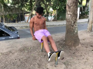 THIS COLOMBIAN GUY SHOWS HIS MUSCLES WHILE EXERCISING