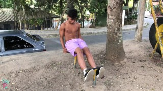 ESTE COLOMBIANO MUESTRA SUS MÚSCULOS MIENTRAS HACE EJERCICIO