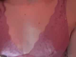 Meisje Plagen in Roze Bh En Zwart Slipje