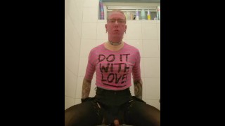 Sissy fode vibrador em camisa rosa